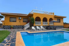 Spacious villa with large pool and garden - Image 2