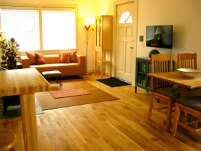 Attractive Downtown Cottage - Image 3