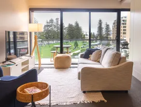 Glenelg Luxury Beachside - Views*Wine*Foxtel*Wifi - Image 2