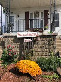 Island Getaway on Broadway-Agris Broadway - Image 2