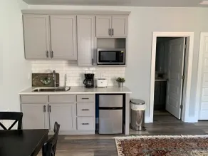 Cozy studio apartment, <1 mile to Downtown - Image 3