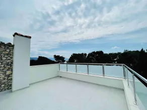 Spacious Villa Above Beach - Image 4