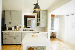 1900s renovated Farmhouse with spacious yard - Image 3