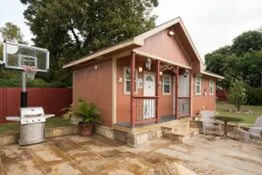 LA VILLA Central Austin - Image 4