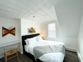 RENOVATED APARTMENT: three bedrooms w/ queen beds - Image 2