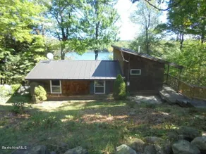 Cabin with spectacular views of Robin Hood Lake - Image 4