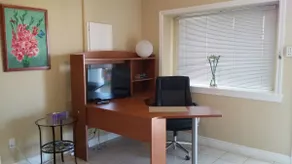 1 bedr near SkyTrain w/private entrance & bathroom - Image 3