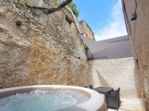 Rare T2 with terrace and spa at the foot of the château - Image 2