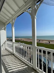 Stunning Sea Front Apartment - Image 4