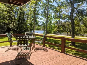 Lakeside Cabin in the Sam Houston National Forest - Image 4