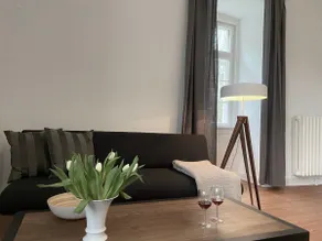 Bright & spacious, in a historic setting - Image 5