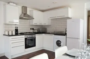 Modern Garden Apartment in a Large Victorian house - Image 5