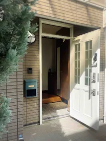4 minutes from the station! Free parking! Pets are allowed! You can see the police box, so it's safe! A separate part of the first floor of a house. - Image 2