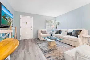 Updated Downtown Sarasota Villa, 2b/2b - Image 3