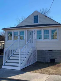 Sunshine Retreat-Large Deck-Enclosed cozy porch! - Image 3