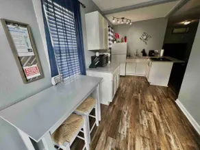 “Modern Casita by Corpus Bay – Kitchen & Fast WiFi - Image 3