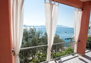 2bedroom seafront ap. w big terrace - Image 3