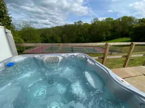 Sussex dream stay hot tub tennis - Image 3