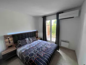 Apartment with private garden, parking and swimming pool - Image 5