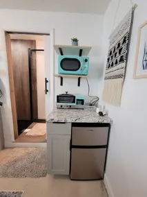 Charming Studio with private entrance in quiet residential neighborhood, Near shopping and dining! - Image 4