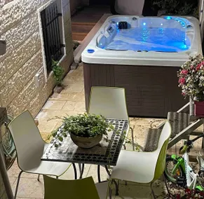A luxurious guest apartment with a swimming pool and Jacuzzi in Jerusalem - Image 5