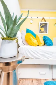 Vibrant Vacay - Studio Loft for 4 with Deck, Wifi, Hot Tub & Pools - Image 3