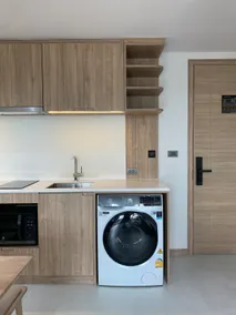 Modern serviced 1-bed suite with kitchen - Image 5