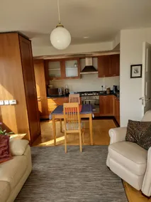 Bright, comfortable lakeside apartment - Image 5