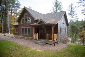 Spacious Riverfront Lodge on the Rapids - Image 5
