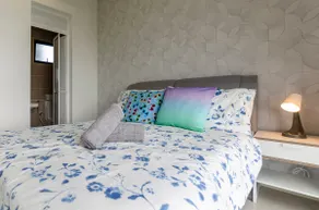 3BR D'Pristine Suite, Stunning Views & Near LEGOLAND - Image 2