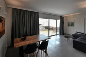 Seaside Renovated Top Floor Apartment - Image 5