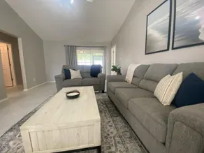 Cheerful & bright 3 bedroom home near everything! - Image 5