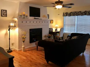 White & Black Cottage - Image 3