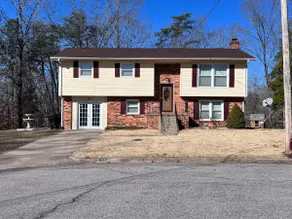 Country Chic family home w/great amenities - Image 2