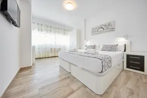 Penthouse with panoramic sea views - Image 2