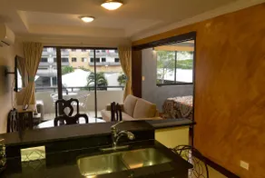 Avalon C Santa Ana: Best location. AC, King bed. - Image 3