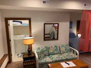Beach Side HideAway - Pet Friendly, WiFi, Smart TV, Central Heat/AC, Parking - Image 4