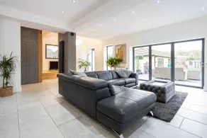 Manchester Luxury Country House Close To The City With Hot Tub & BBQ Fire Pit. - Image 4