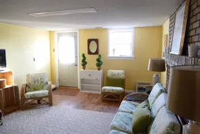 Spacious Retro Apartment: Ground Level - Image 2