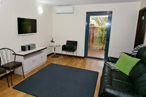 Dolphin Lodge - SELF CONTAINED-3 Bdrm Apartments - 1 night - Image 2
