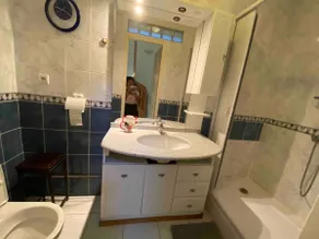 Entire place has 2 bedrooms - Image 4