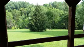 HOCKING HILLS HAVE MED VARMT TUB OG DAM PÅ 4 SEKLUDEREDE ACRES med REC BARN - Image 4