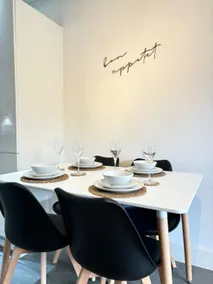 Luxury Canal-side Apartment, Hemel Hempstead, Free parking, Perfect for Contractors - Image 4