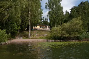 Lakefront house with beach, jetty, and rowing boat - Image 5