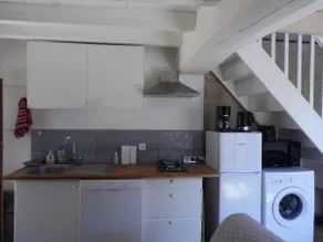 Air-conditioned house with private parking - Image 5