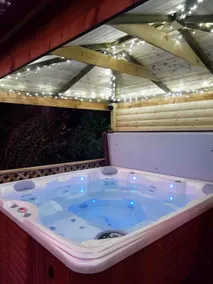 Woodside Ash hot tub & pool (sleeps 4-6) - Image 2