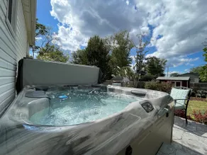 NEW! Cheerful 2 bd bungalow with hot tub. Must see! - Image 2