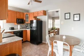Sage Cottage: Cozy & Serene/ Sleeps 6 / Huge Yard! - Image 2