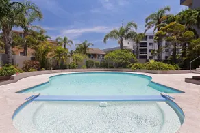 Florentine, 8 11 Columbia Close - opposite the beach with Air con and water views - Image 2
