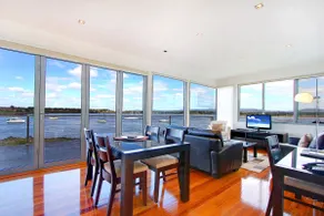 Waterfront Cottage with Stunning Romantic View - Image 4